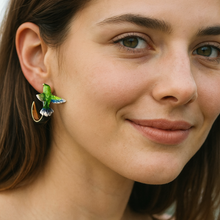 Lade das Bild in den Galerie-Viewer, Kolibri-Zauber Ohrringe – Farbenspiel der Tropen
