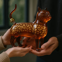 Lade das Bild in den Galerie-Viewer, Handgefertigte Flasche aus Glas in Katzenform - Katzenliebhaber lieben sie