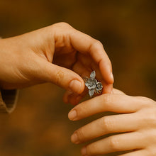 Lade das Bild in den Galerie-Viewer, Vintage Blüten-Layer-Ring – Silberglanz
