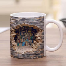 Lade das Bild in den Galerie-Viewer, Handgemachte 3D Bücherwelten-Tasse
