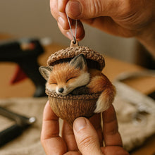 Lade das Bild in den Galerie-Viewer, Eichelträume – Schlafende Waldfreunde – Handgemacht zum Aufhängen
