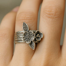 Lade das Bild in den Galerie-Viewer, Vintage Blüten-Layer-Ring – Silberglanz
