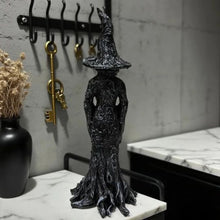 Lade das Bild in den Galerie-Viewer, SchattenHexe Statue - Die Schweigende Wächterin
