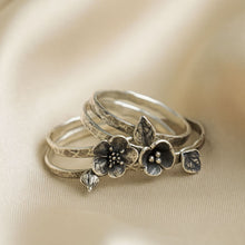 Lade das Bild in den Galerie-Viewer, Vintage Blüten-Layer-Ring – Silberglanz
