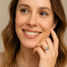 Lade das Bild in den Galerie-Viewer, Vintage-Ring – Gold-Silber mit Zirkonia-Glanz
