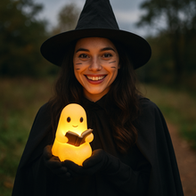 Lade das Bild in den Galerie-Viewer, NachtGeist - Ein kleiner Geist, der Wärme &amp; Licht spendet
