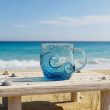 Lade das Bild in den Galerie-Viewer, Meeresklang – Handgefertigtes Glas mit Wellenstruktur
